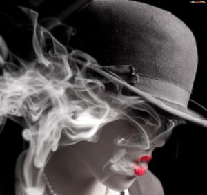 kapelusz-kobieta-dym.jpeg